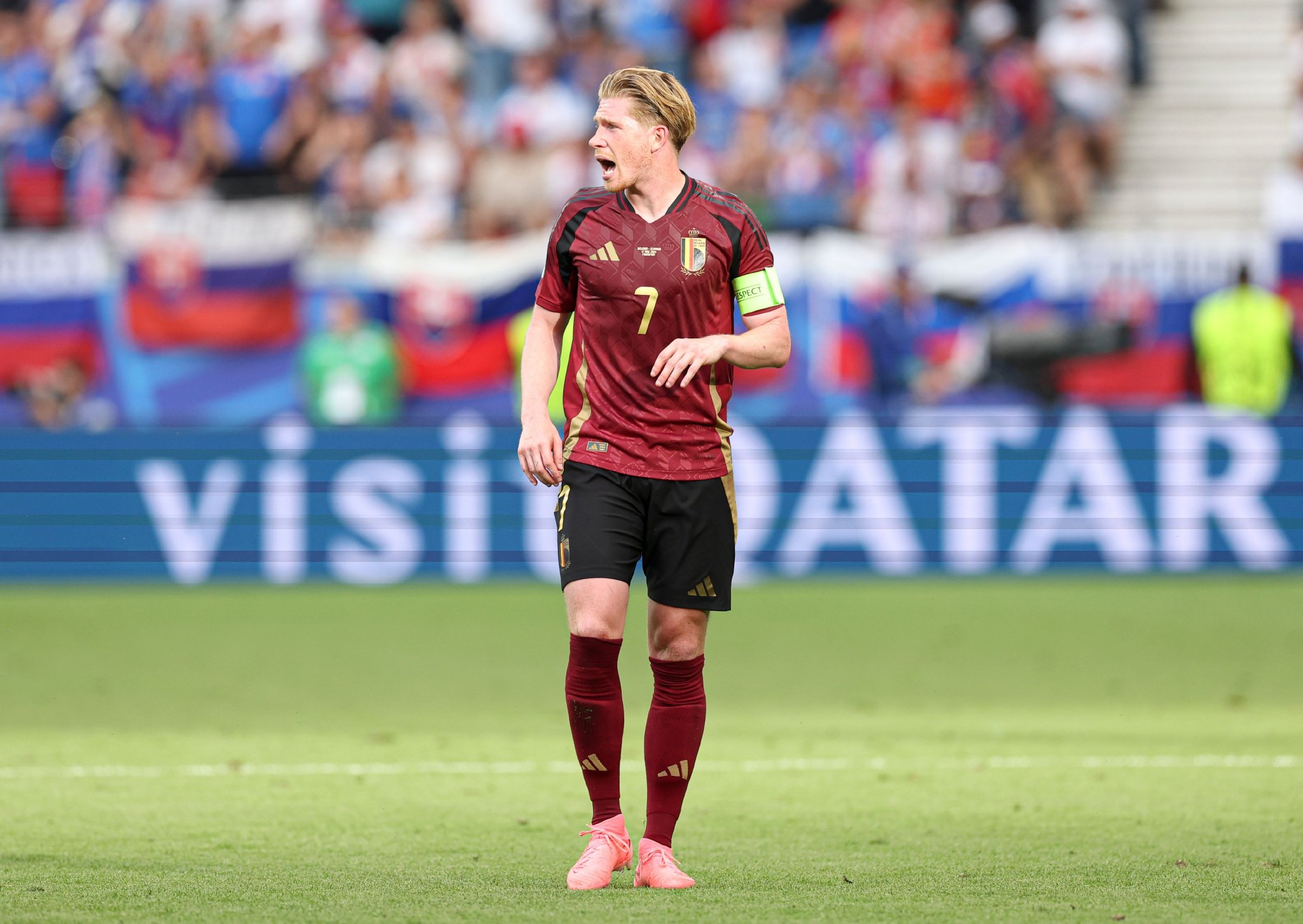 包含德布劳内在巴塞罗那比赛中险胜，表现优异引发热议！的词条